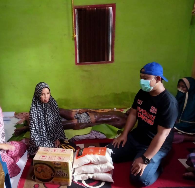 ADT Peduli Serahkan Bantuan Uang Tunai dan Sembako kepada Korban Bakar Diri di Takalar