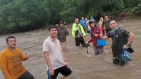 Tim Vaksinator Seberangi Sungai Datangi Desa Terjauh di Pamboang