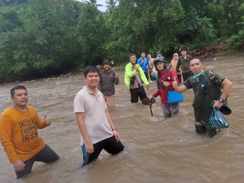 Tim Vaksinator Seberangi Sungai Datangi Desa Terjauh di Pamboang