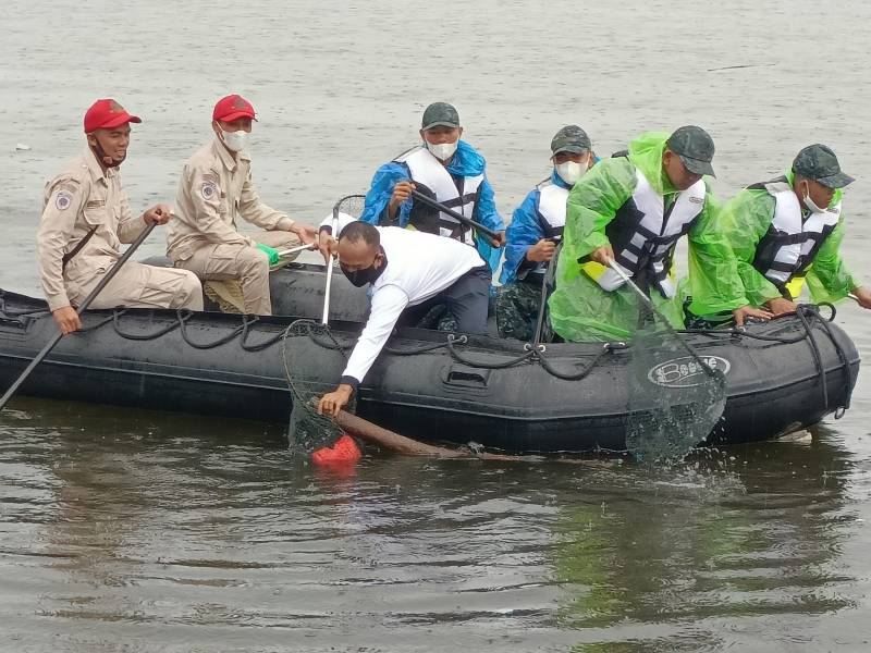 Lantamal VI - PIP Makassar Kolaborasi Bersih Pantai dI Tengah Cuaca Ekstrem