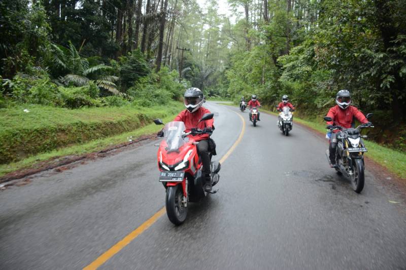 Asmo Sulsel Bagi Tips Berkendara Sepeda Motor Saat Musim Hujan