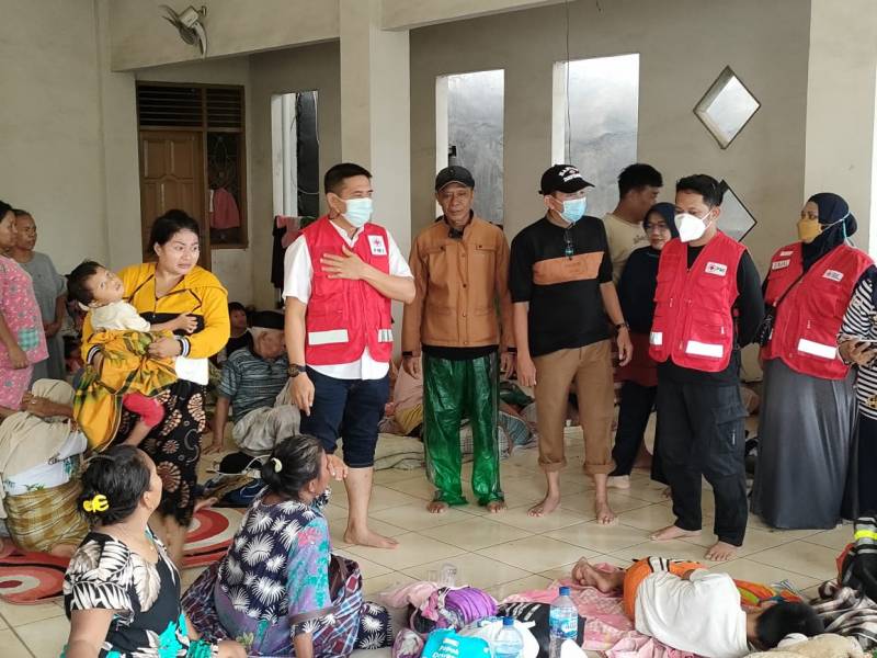 Ketua PMI Makassar Pantau Relawan dan Berikan Bantuan ke Warga Korban Banjir di Adyaksa