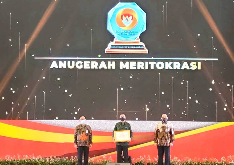 Bupati Basli Ali Bawa Selayar Raih Anugerah Meritokrasi Tahun 2021