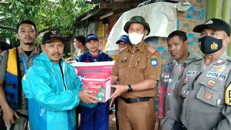 Warga Terdampak Banjir di Pallangga Terima Bantuan