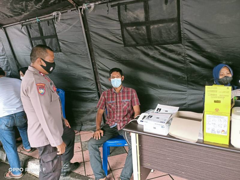 Percepat Vaksinasi, Bhabinkamtibmas Malimongan Kawal Warganya Ikut Vaksin