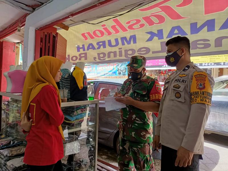 Bhabinkamtibmas Pattunuang Bersama Babinsa Ajak Warga Disiplin Prokes