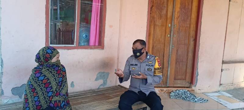 Bhabinkamtibmas Pulau Kodingareng Ingatkan Prokes ke Warganya