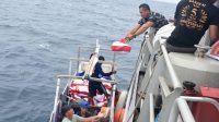 TNI AL KAL Mamuju II-6-64 Angkut 1000 Paket Bantuan Presiden RI Untuk Korban Gempa NTT Ke Pulau Bonerate dan Kalaotoa