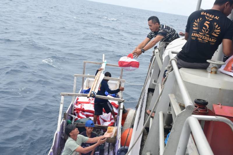 TNI AL KAL Mamuju II-6-64 Angkut 1000 Paket Bantuan Presiden RI Untuk Korban Gempa NTT Ke Pulau Bonerate dan Kalaotoa