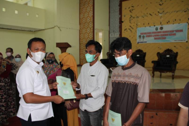 Bupati Takalar Serahkan 270 Sertifikat Gratis ke UMKM