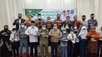 Bupati Bone Serahkan Bantuan Pendidikan dan Produktif Baznas Kabupaten Bone