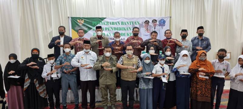 Bupati Bone Serahkan Bantuan Pendidikan dan Produktif Baznas Kabupaten Bone