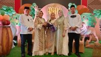 Penuh Kebahagiaan, Rektor UNM Prof Husain Syam Aqiqah Cucu Pertama