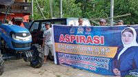Desy Serahkan Bantuan Mobil "Passangki" ke Petani