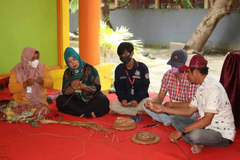 Para Pengrajin, Karang Taruna dan Kader PKK Ikuti Pelatihan Anyaman dan Pembinaan Kemitraan 