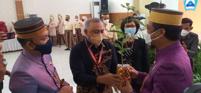 Branding Kopi Bantaeng , KOMPAK- DFAT Serahkan Bibit Kopi Unggulan  di Hari Jadi Bantaeng Ke 767 Tahun