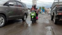 Pengguna Jalan Keluhkan Jalan Berlubang Depan Toko Sulawesi