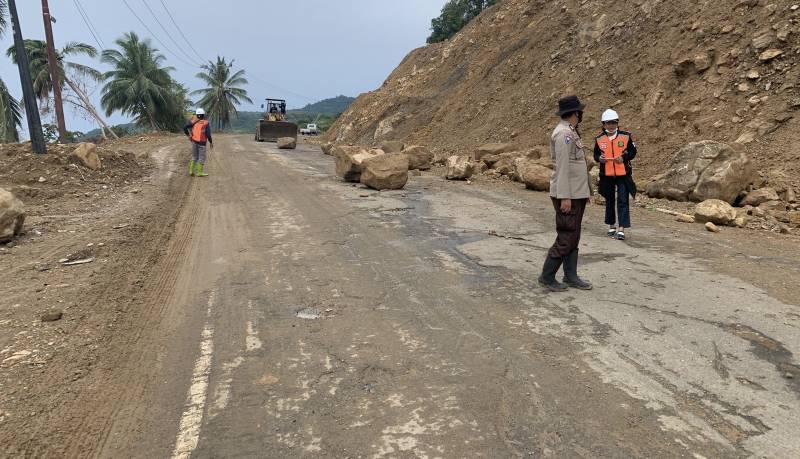 Jalan Poros di Desa Sumakuyu Rawan Longsor