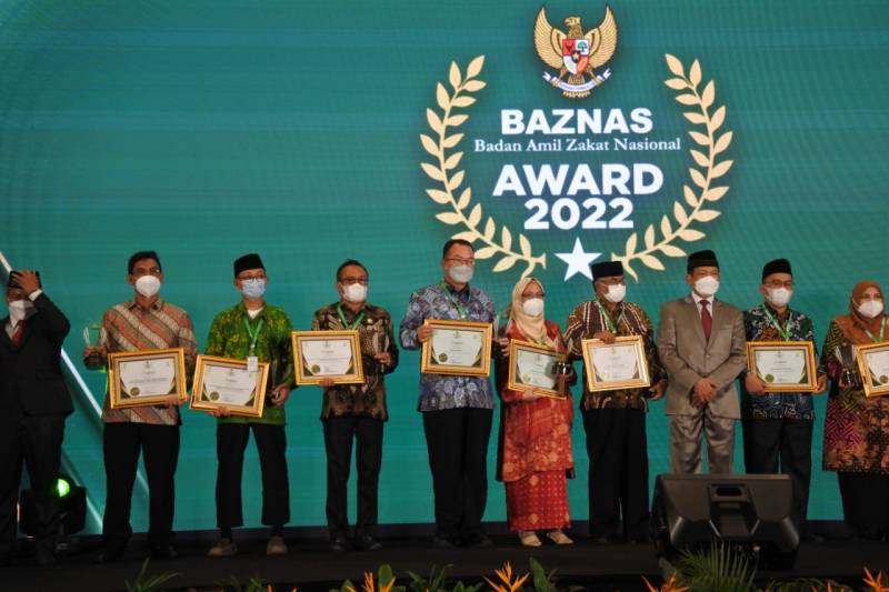 Dukung Kebangkitan Zakat, Muslimin Bando Terima Penghargaan Baznas Award Dua Kali Berturut-turut