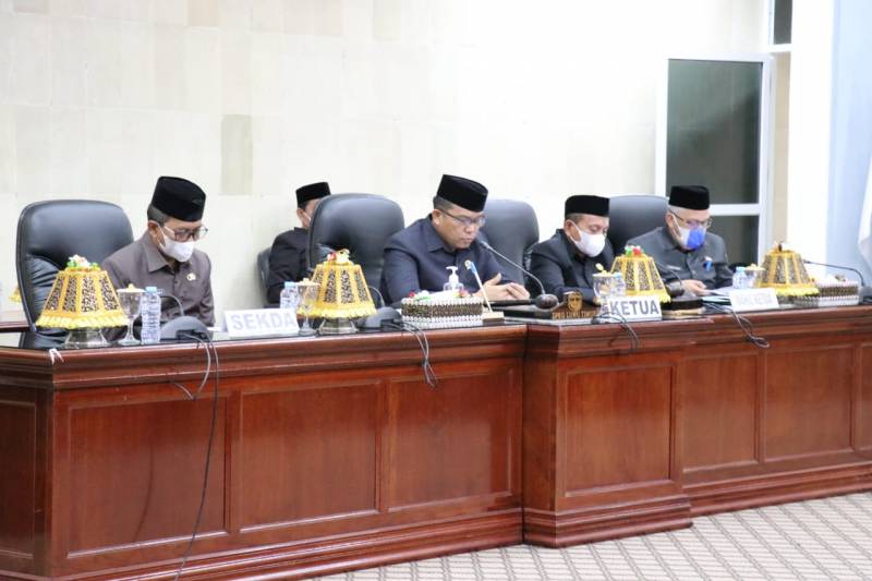 Sekda Lutim Serahkan Satu Buah Ranperda Tahap Satu Tahun 2022
