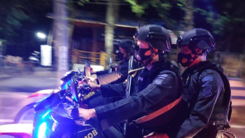 Satu Regu Pasukan Brimob Bersenjata Lengkap Patroli Yustisi di Bone
