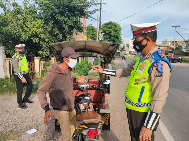 Personel Satlantas Bagi Masker Ke Warga