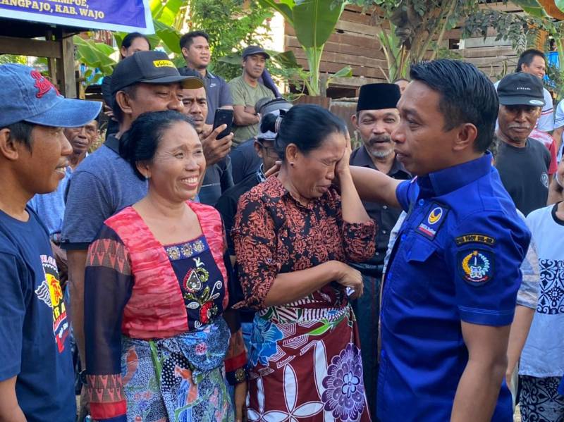 Sekretaris NasDem Sulsel Syaharuddin Alrif Antar Langsung Hadiah Pemenang Rumah Gebyar E-KTA