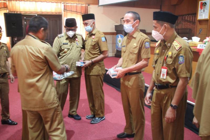 Serahkan Buku Saku Anti Korupsi, LHD Harap ASN di Soppeng Jadi Anti Korupsi