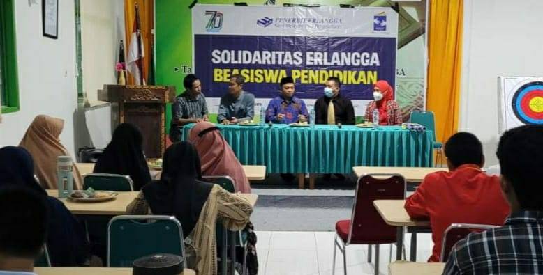 PENERBIT ERLANGGA Berikan Beasiswa Kepada Anak Yatim Piatu Korban Covid-19