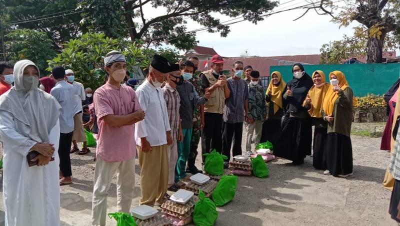 Baznas Bone Berbagi Kebahagiaan Kepada Marbot Masjid