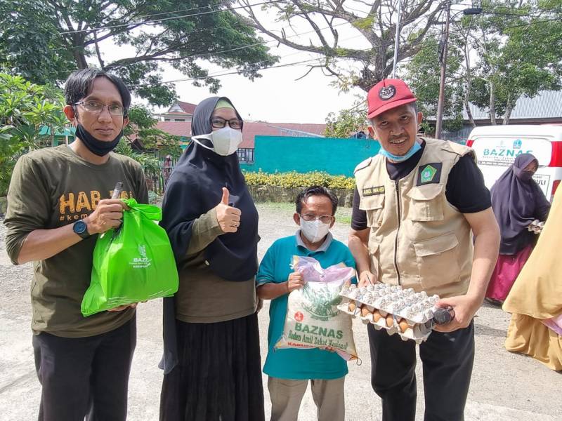Baznas Bone Berbagi Kebahagiaan Kepada Marbot Masjid