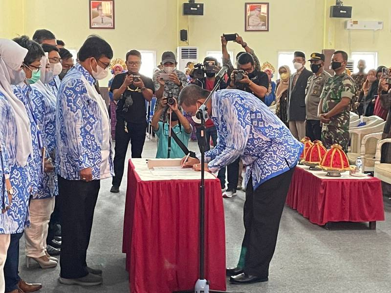 Bupati Wajo, Amran Mahmud Lantik Pengurus Ikatan Keluarga Alumni (IKA) SMPN 1 Tanasitolo