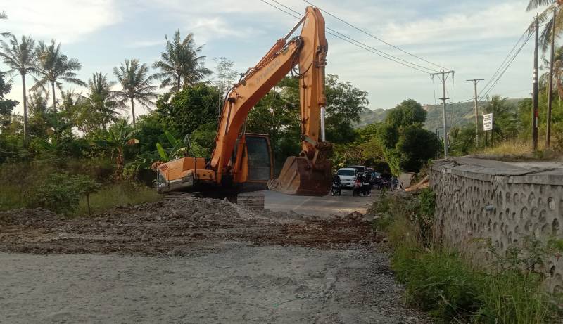 Jalur Trans Sulawesi di Desa Palipi Soreang Diperbaiki