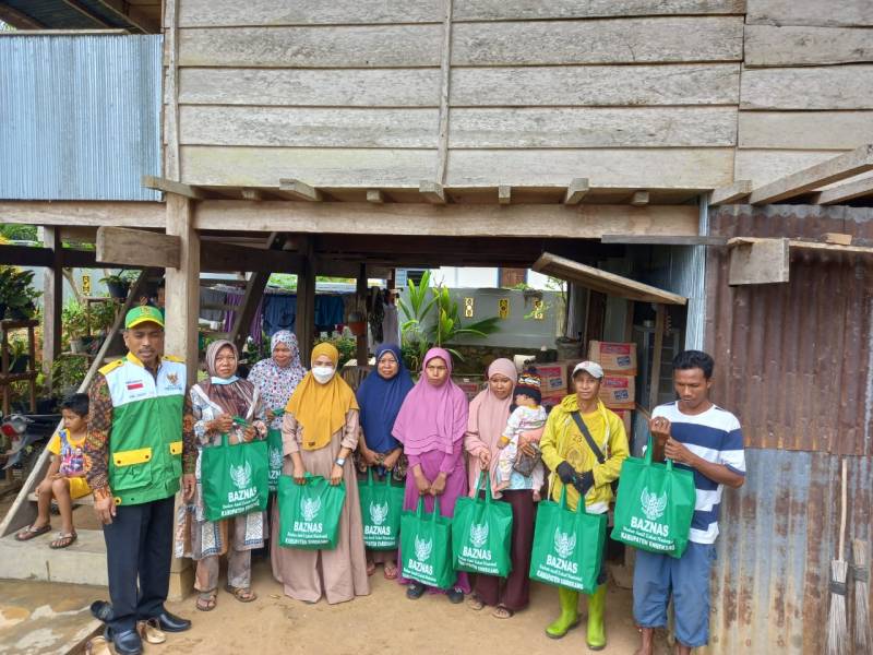 Warga Korban Penggusuran PTPN XIV Dapat Bantuan Baznas Enrekang