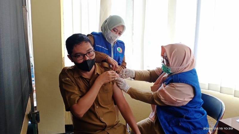 Dipantau Direktur, Tim Vaksinator RS Puang Sabbe Enrekang Aktif Lakukan Vaksinasi