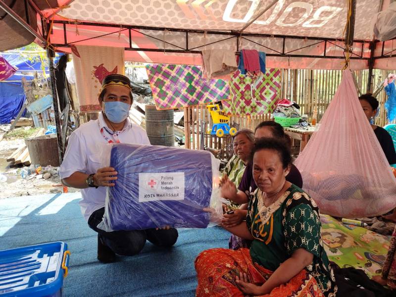 Prihatin, PMI Makassar Berikan Bantuan Korban Kebakaran di Buloa