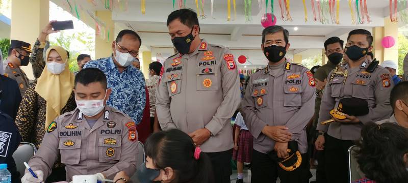 Kapolda Sulsel Bersama Wali Kota Makassar Pantau Vaksinasi Pelajar SD