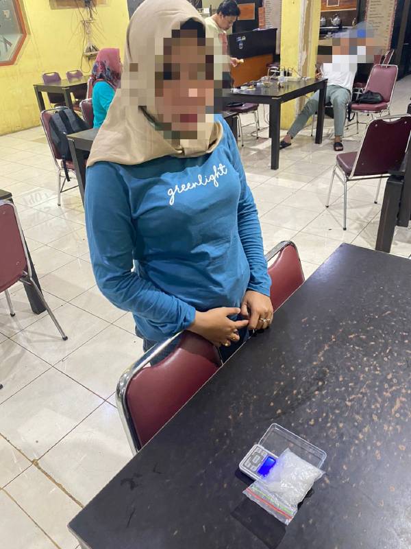 Diduga Edarkan Sabu, Wanita Berhijab Ditangkap Polisi