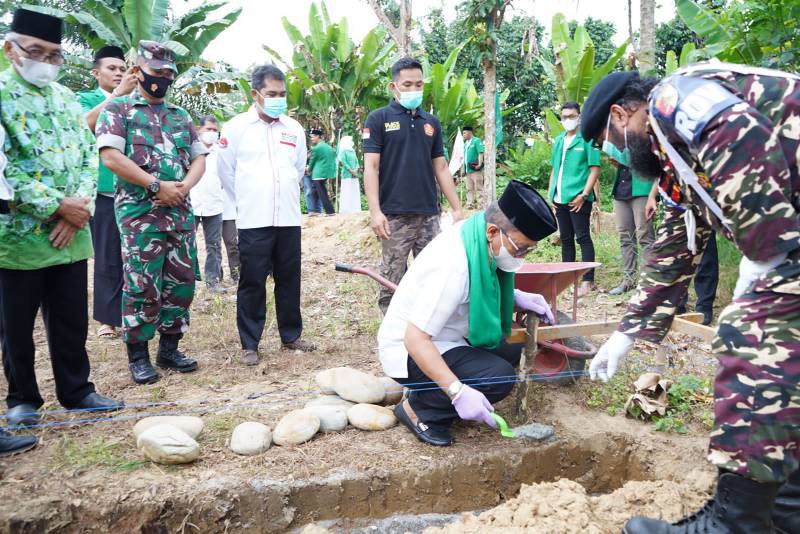 Sekda Letakkan Batu Pertama Pembangunan Sekretariat GP Ansor Lutim