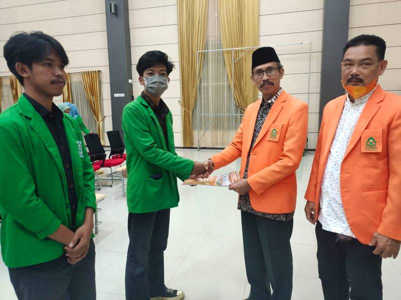 Dekan FEBI UIN Alauddin Lantik Pengurus Lembaga Kemahasiswaan