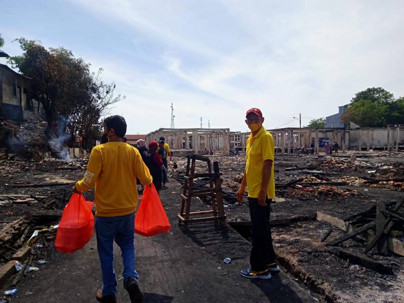 Golkar Peduli Sambangi Korban Kebakaran Pasar Sentral Sinjai