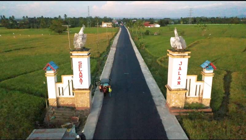 Pemprov Lanjutkan Penanganan Jalan Rusak di Cabbenge - Soppeng, Warga: Terima Kasih Bapak Gubernur