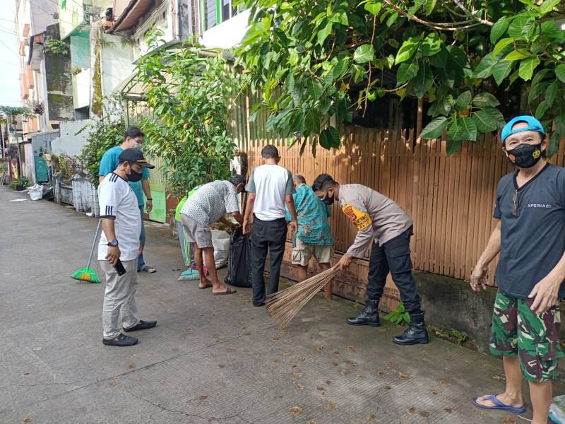 Wujudkan Lingkungan Bersih dan Sehat, Bhabinkamtibmas Pattunuang Kerja Bakti Bersama Warga