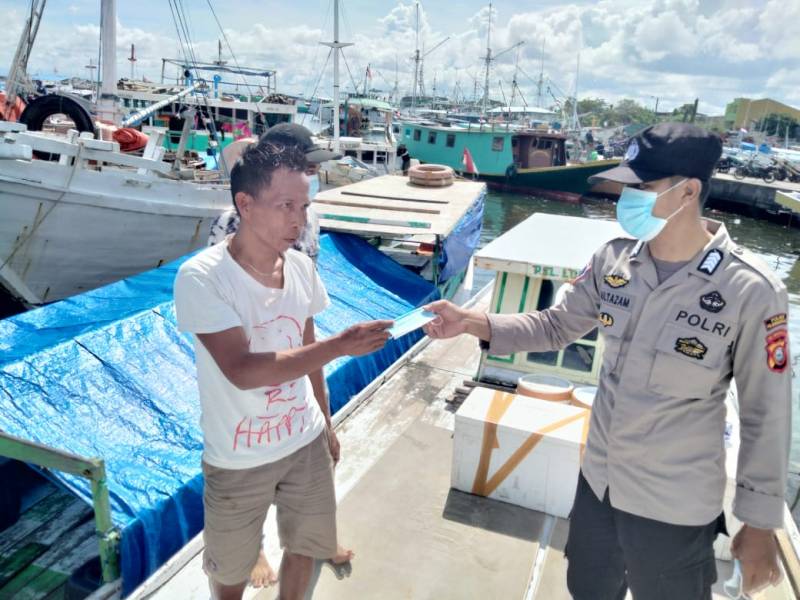 Tingkatkan KRYD, Binmas Polsek Paotere Bagikan Masker