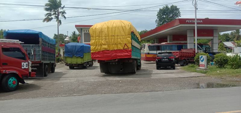 BBM Jenis Solar Masih Langka, Ratusan Truk Antre di SPBU Majene