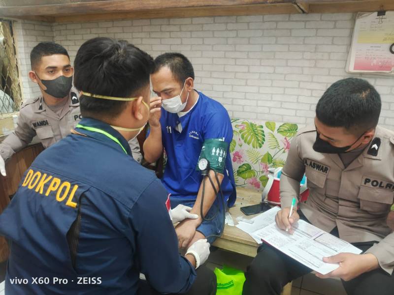 Jaga Kondisi Kesehatan Tahanan, Urkes Polres Bantaeng Lakukan Pemeriksaan