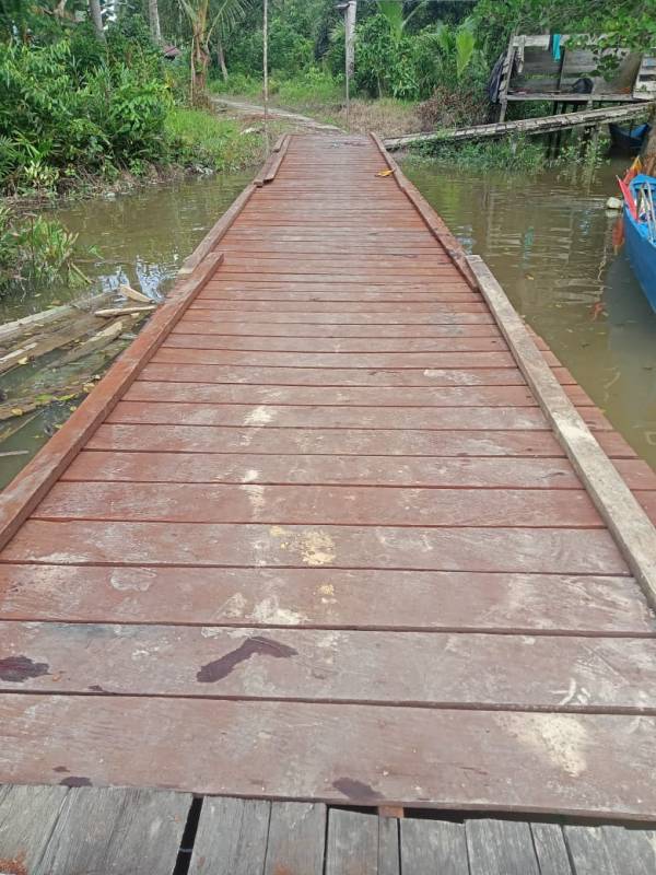 Jembatan Nelayan Desa Tanjung Manis Dikerja sesuai RAB, TPK: Kayu Ulin Lebih Kuat dari Pondasi
