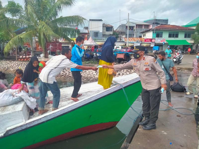 Ajak Patuhi Prokes, Binmas Polsek Paotere Bagikan Masker ke Masyarakat Pulau