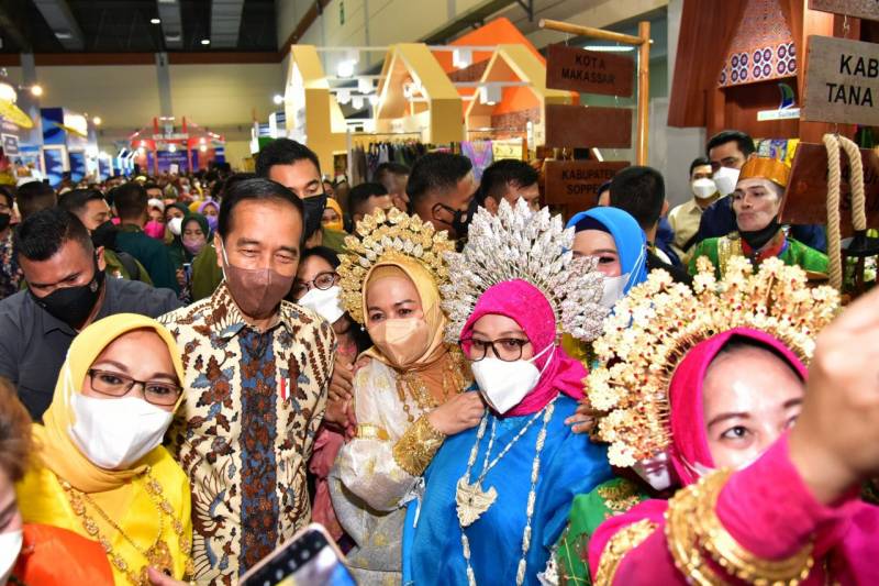 Presiden Jokowi Kunjungi Stand Dekranasda Sulsel di Inacraft 2022