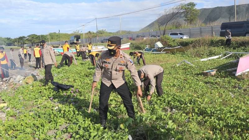 Kapolres Bantaeng Pimpin Kerja Bakti di Pesisir Pantai